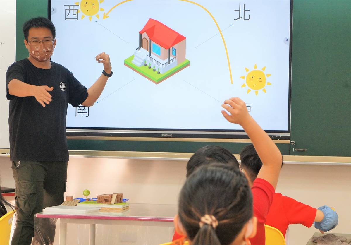 老師和學生討論氣候、環境與設施對居住品質的影響