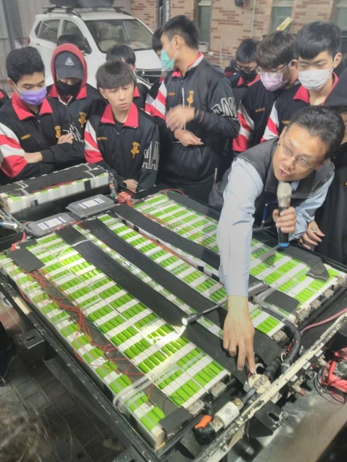敏實科大智慧車輛與能源系教授親自為學生講解自動車結構和電力運作