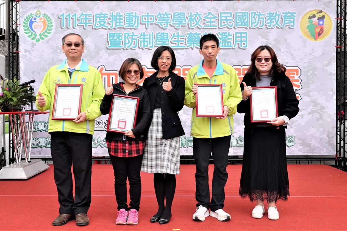 教育局主任秘書丁雅君(中)與獲獎人員合影