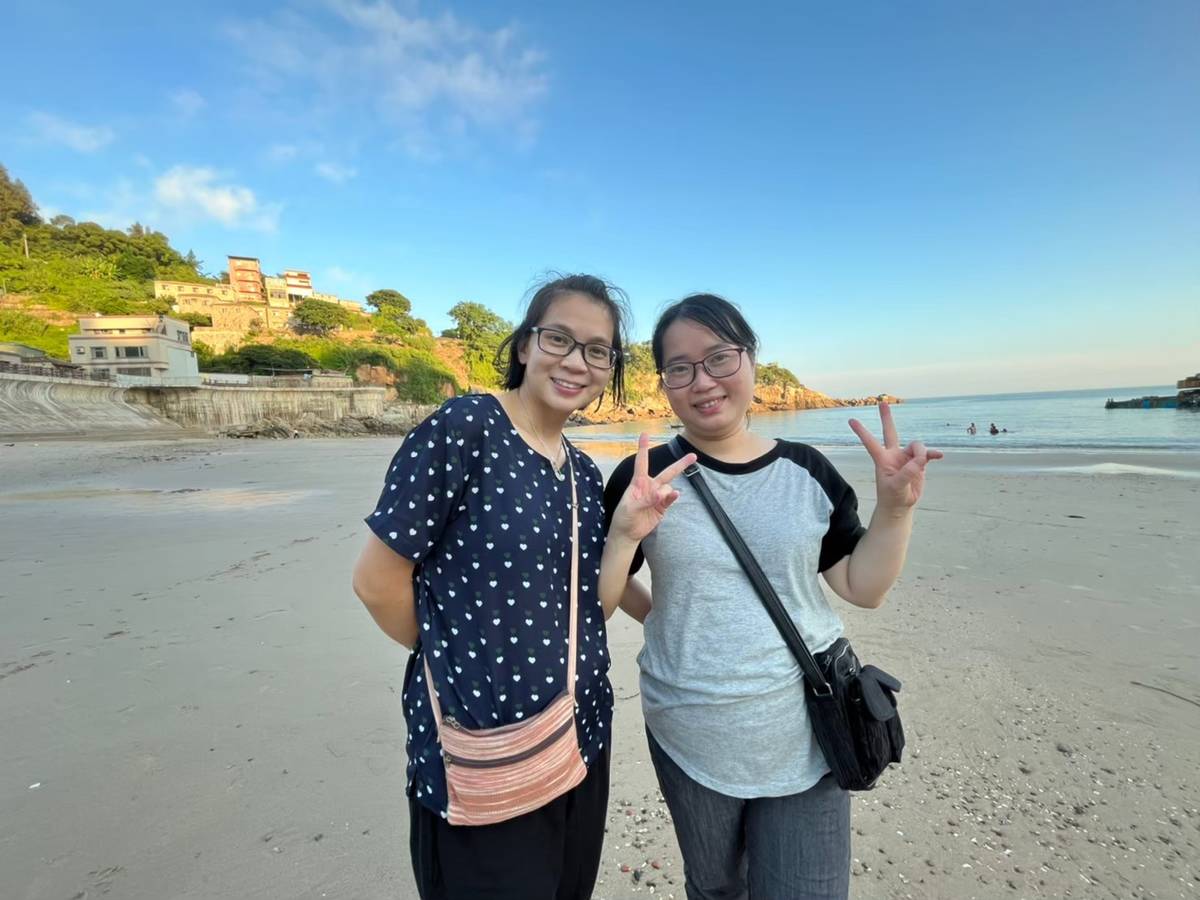 主持人麗蘭和梅英在馬祖南竿的海灘