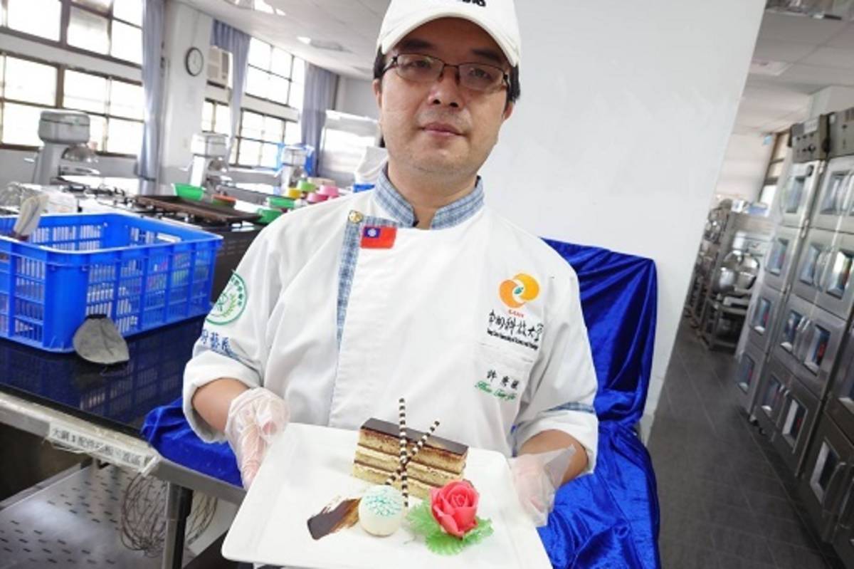 許唐毓參加「2022比利時觀光美食節國際大賽」獲得金牌獎（圖源：中洲科大）