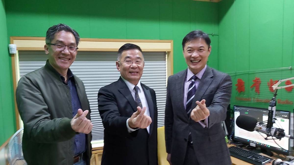 SIT人才資料庫計畫主持人賴正能教授(左)、華僑協會總會林齊國理事長(中)