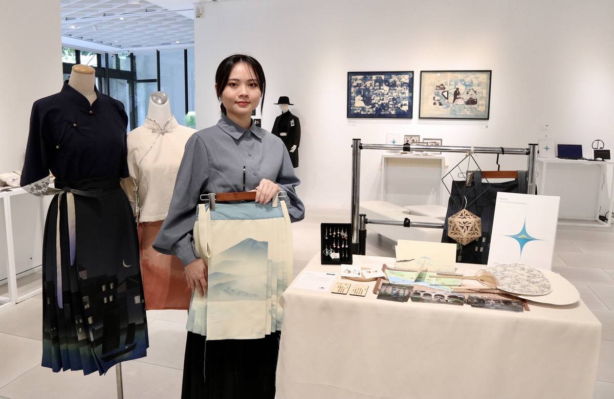 北科大文發系學生黃珮榕以家鄉淡水景點與台灣衫結合，展演漢服新風情 (北科大提供)