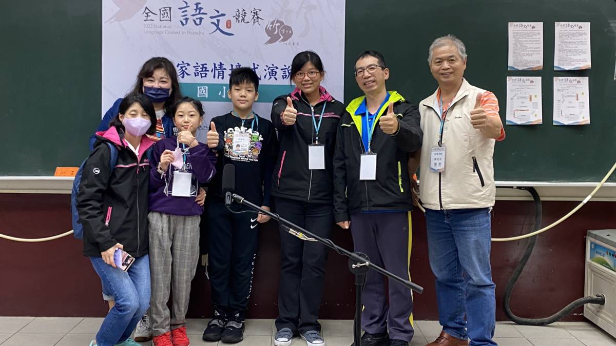 邱垂忠老師(右一，著白色背心)是111年唯一通過客家委員會首次開辦「客語能力高級認證」海陸腔第一人。