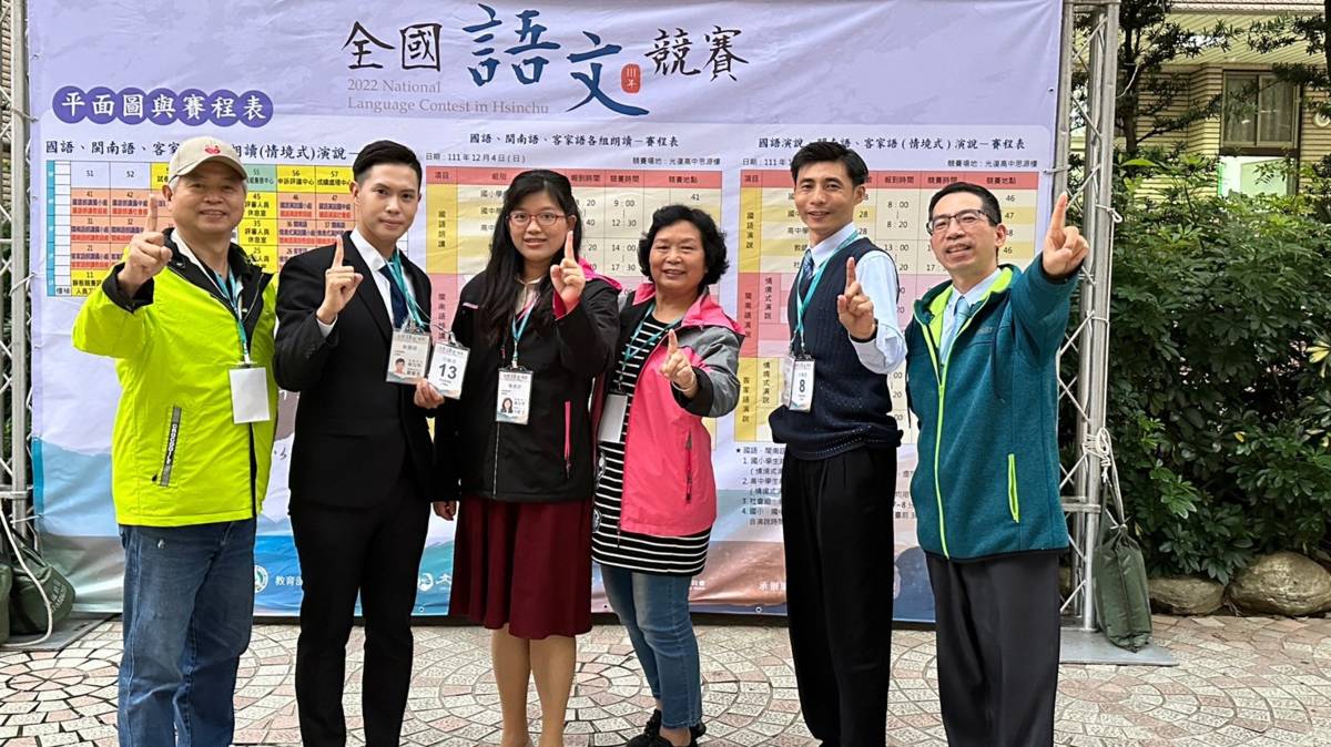 邱垂忠老師(左一，戴帽者)致力推廣客語教學，也是111年「客語能力高級認證」海陸腔唯一通過者。