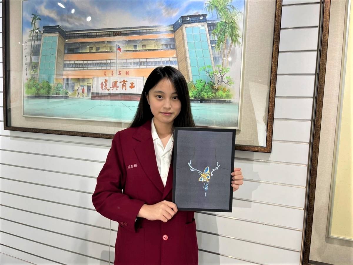 復興商工美工科三年級楊喬羽與作品合照