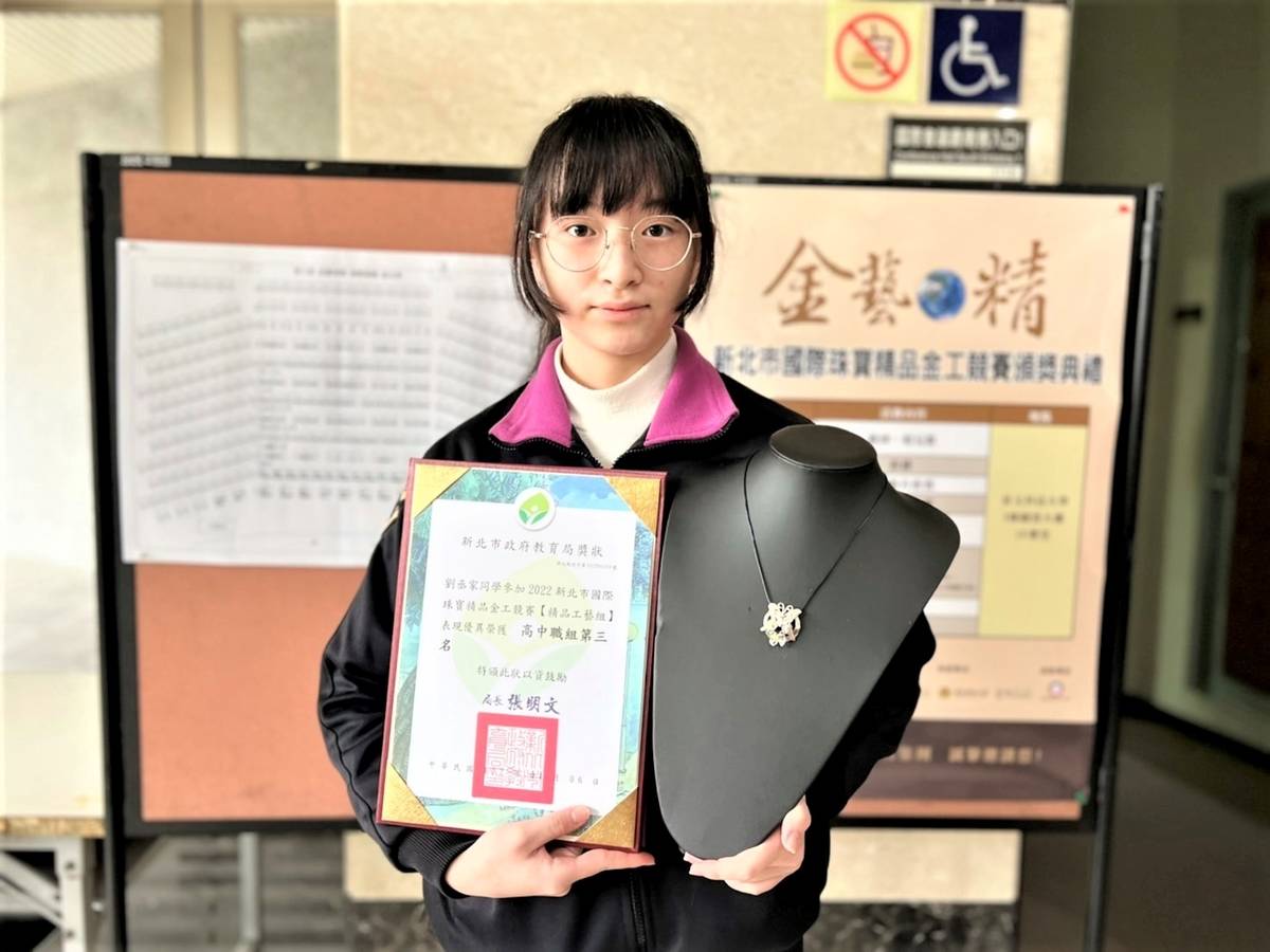 鶯歌工商美術工藝科二年級劉丞家與作品合照