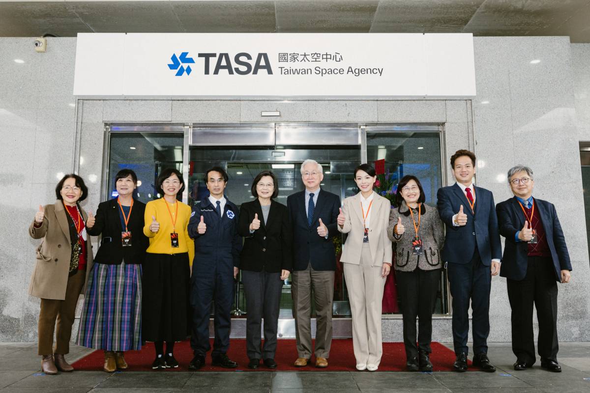 行政法人國家太空中心正式揭牌，總統蔡英文（左五）及產官學各界代表180人皆出席共襄盛舉。