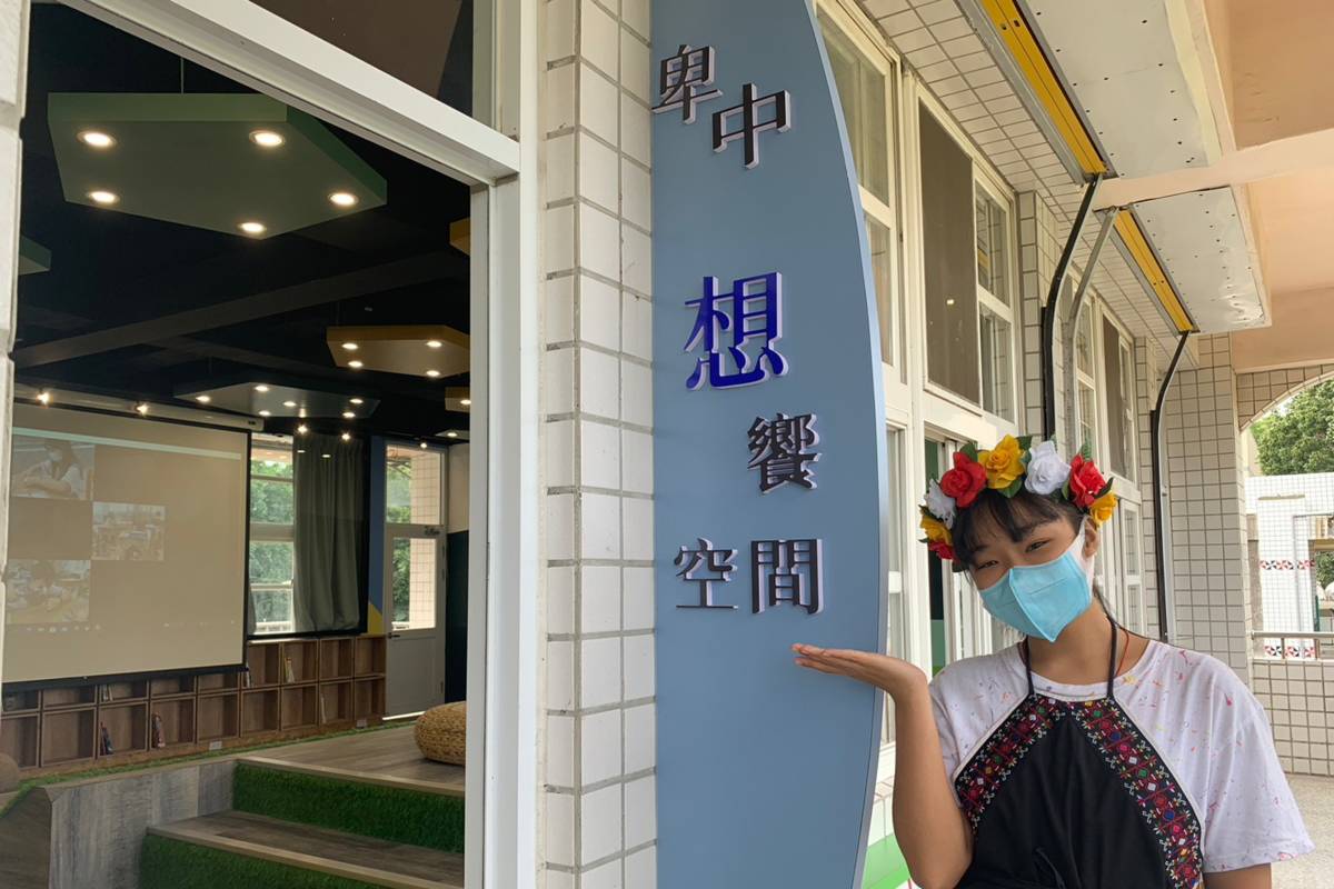「美學典範學習教室」，讓教室成為美感浸潤的場域，導覽人員為九年級學生王紫芸。
