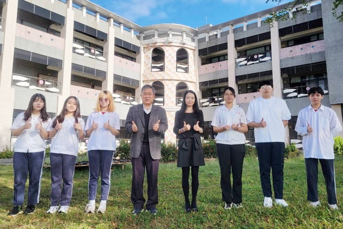 臺東女中美術班學生憑藉豐富的學習歷程，大學特殊選才11人申請、6人上榜，表現亮眼。
