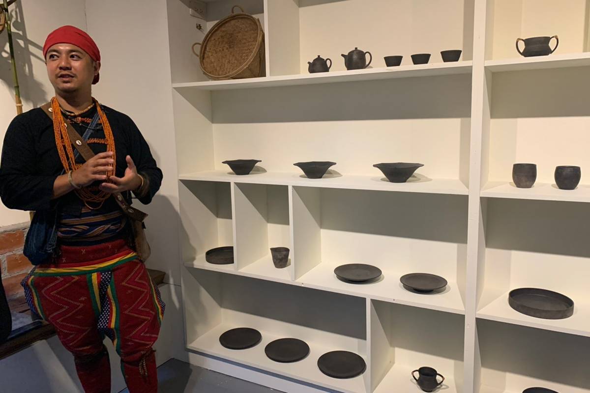 陶藝家林精哲為此次的特展創作了五個新作品，也將過去的「黫山水器」系列創作完整呈現