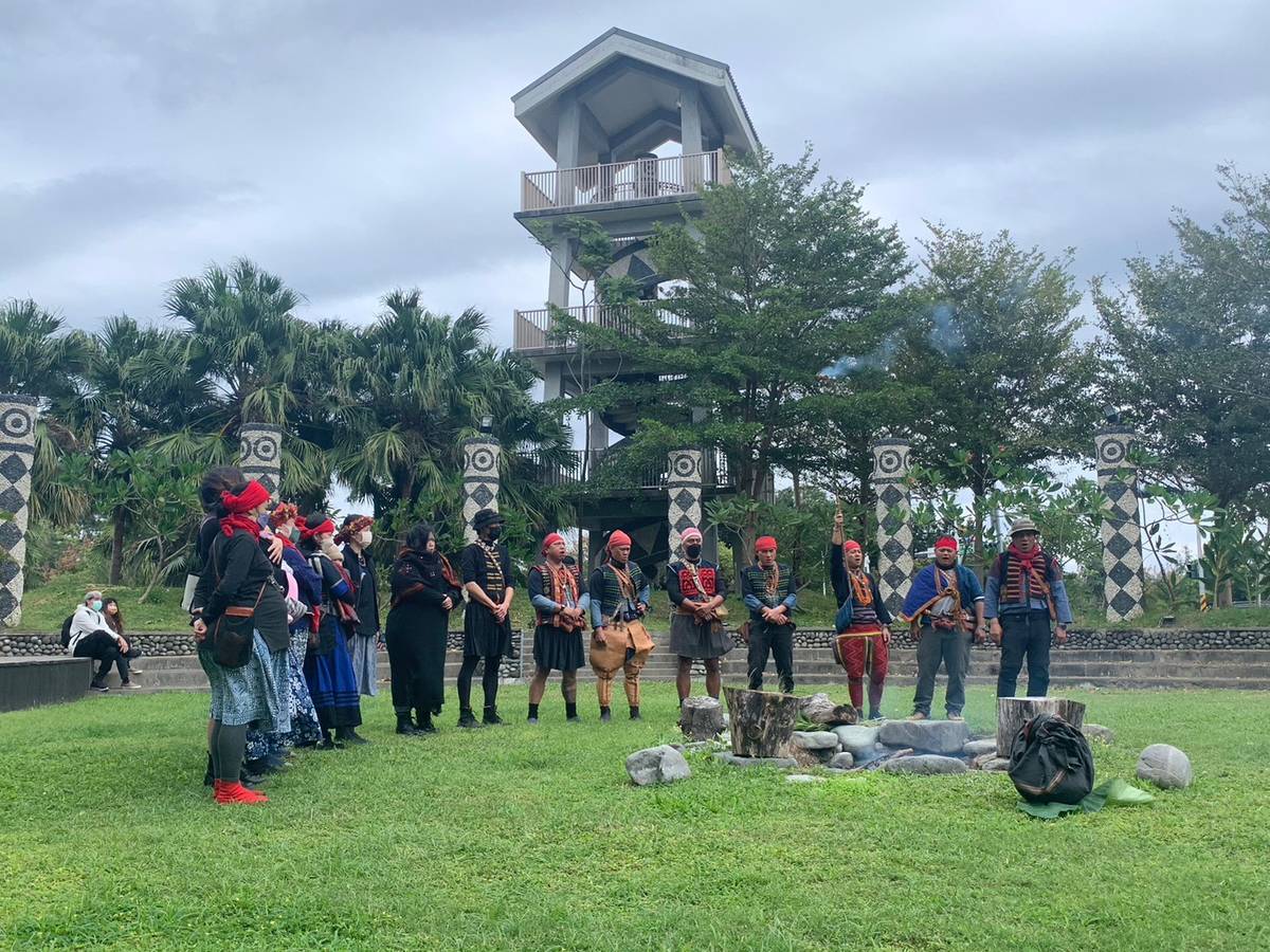 陶藝家林精哲和部落家人們在活動前進行排灣族的起煙祈福儀式