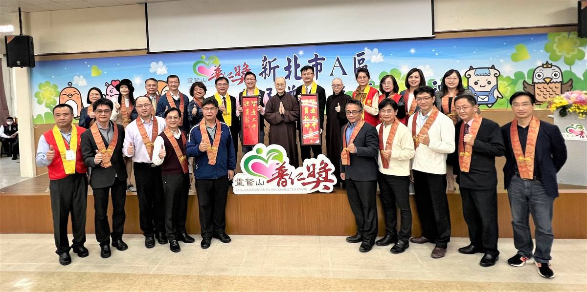 張明文局長(後排右6)與推動學校校長合照