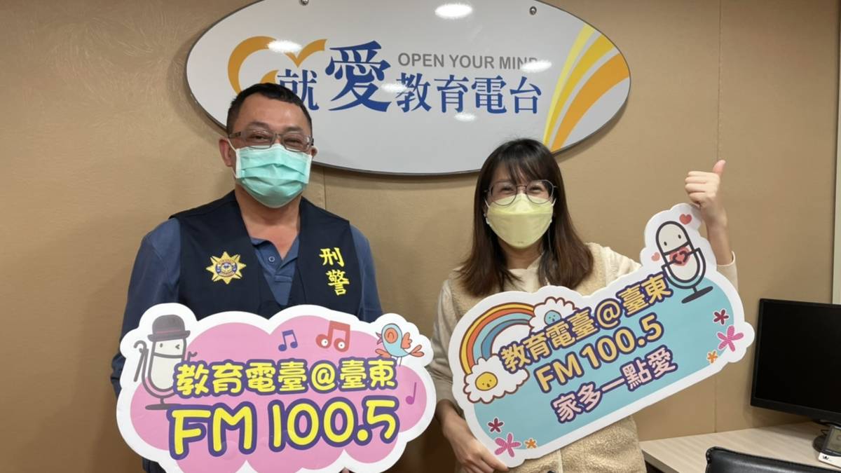 洪國峰組長(左)宣導春節將至請民眾預防詐騙