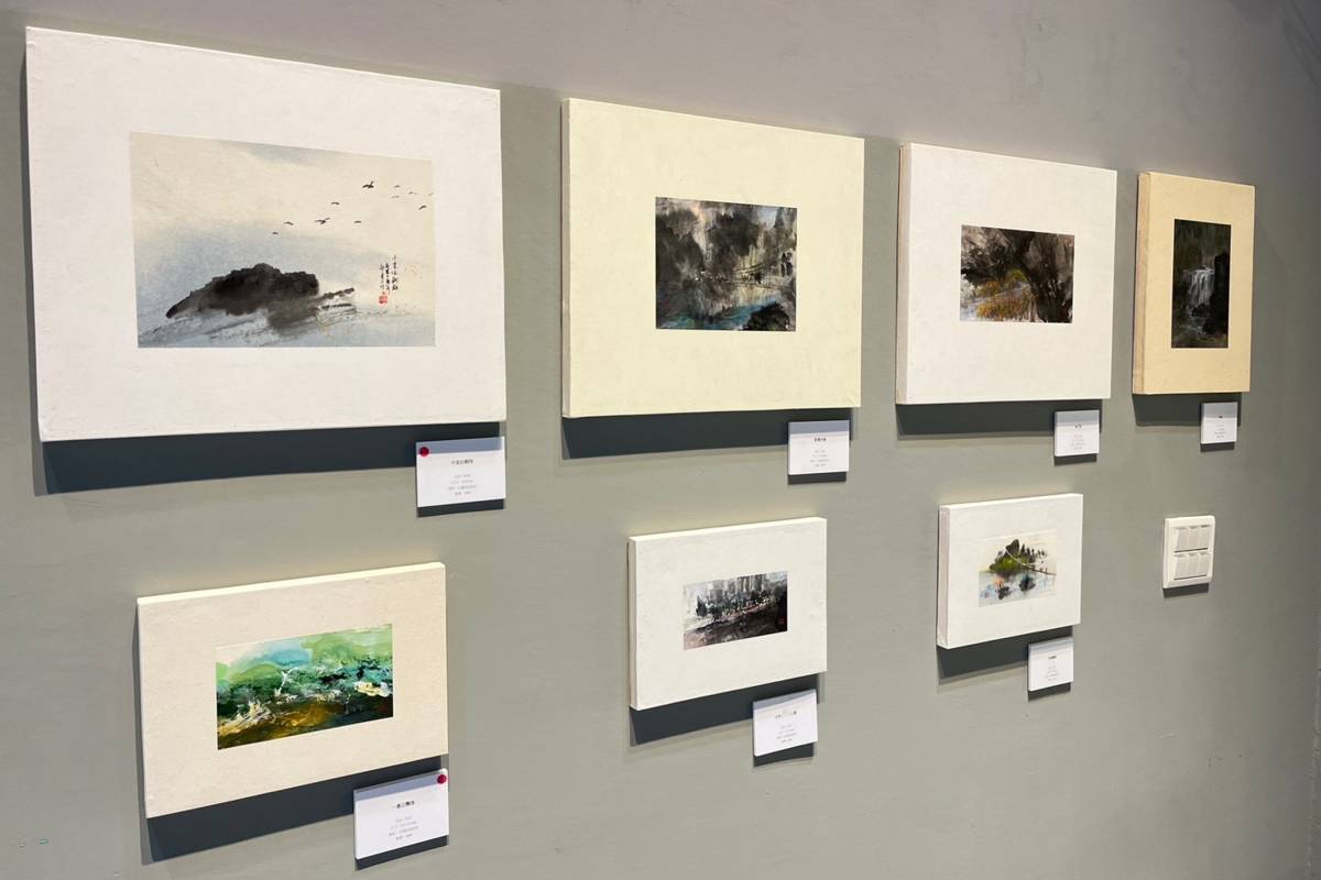 鄭金太老師首創比百元鈔還小的水墨畫，描繪手法細緻，意境無窮。