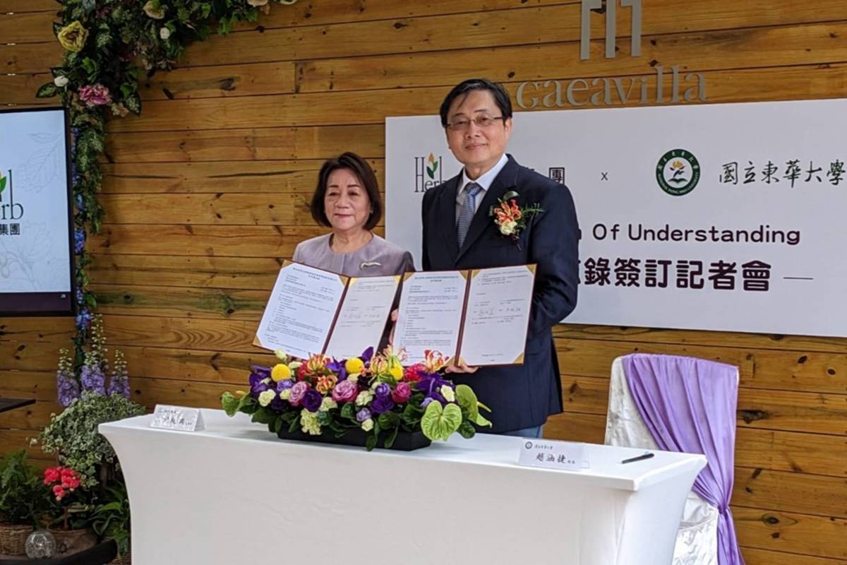 東華大學校長趙涵捷(右)與集團董事長尹純綢(左)