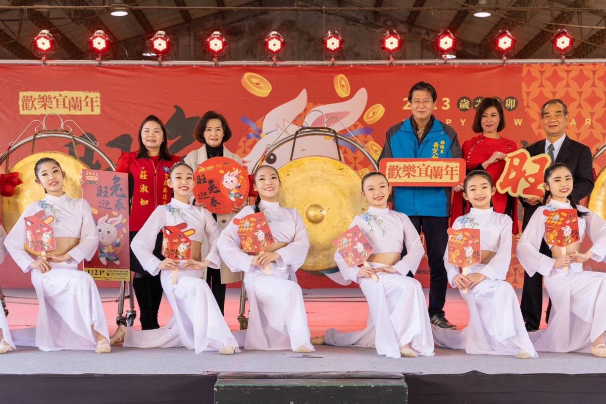 1月21日晚上9點除夕守歲晚會將有精彩的演出節目，邀請民眾一起來中興文化創意園區欣賞演出、玩遊戲、參加起爐祈福、趕年獸及跨年倒數拿紅包。