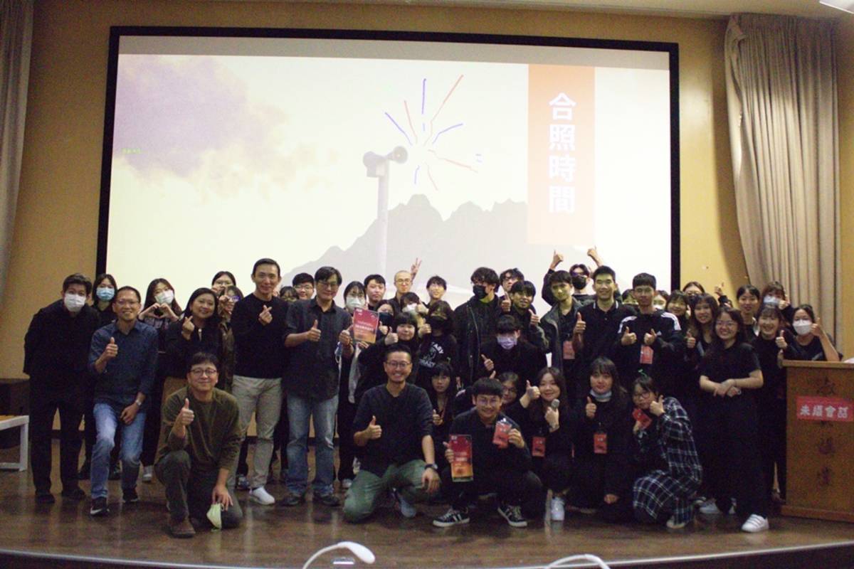 臺東大學數媒系師生合影。