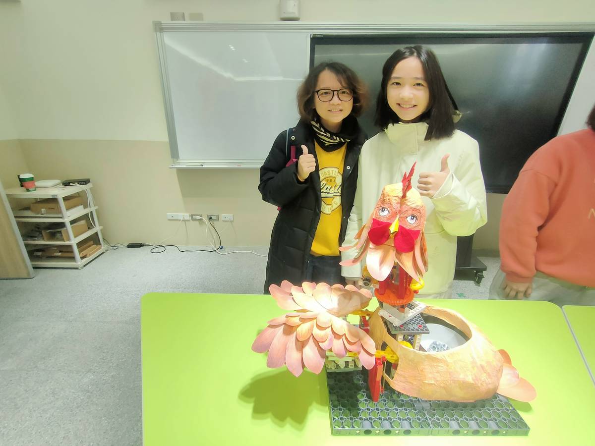 中港國小六年級學生余璦儒以《蛋光光 雞慌慌》榮獲STEAM作品特優