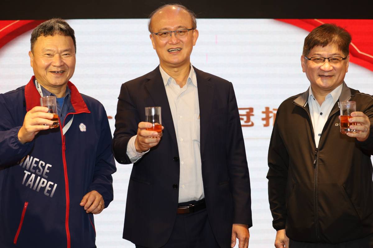體育署積極備戰2021成都世大運及2022杭州亞運。圖片左起為國訓中心李文彬執行長、教育部體育署林騰蛟代理署長、體育署洪志昌副署長。