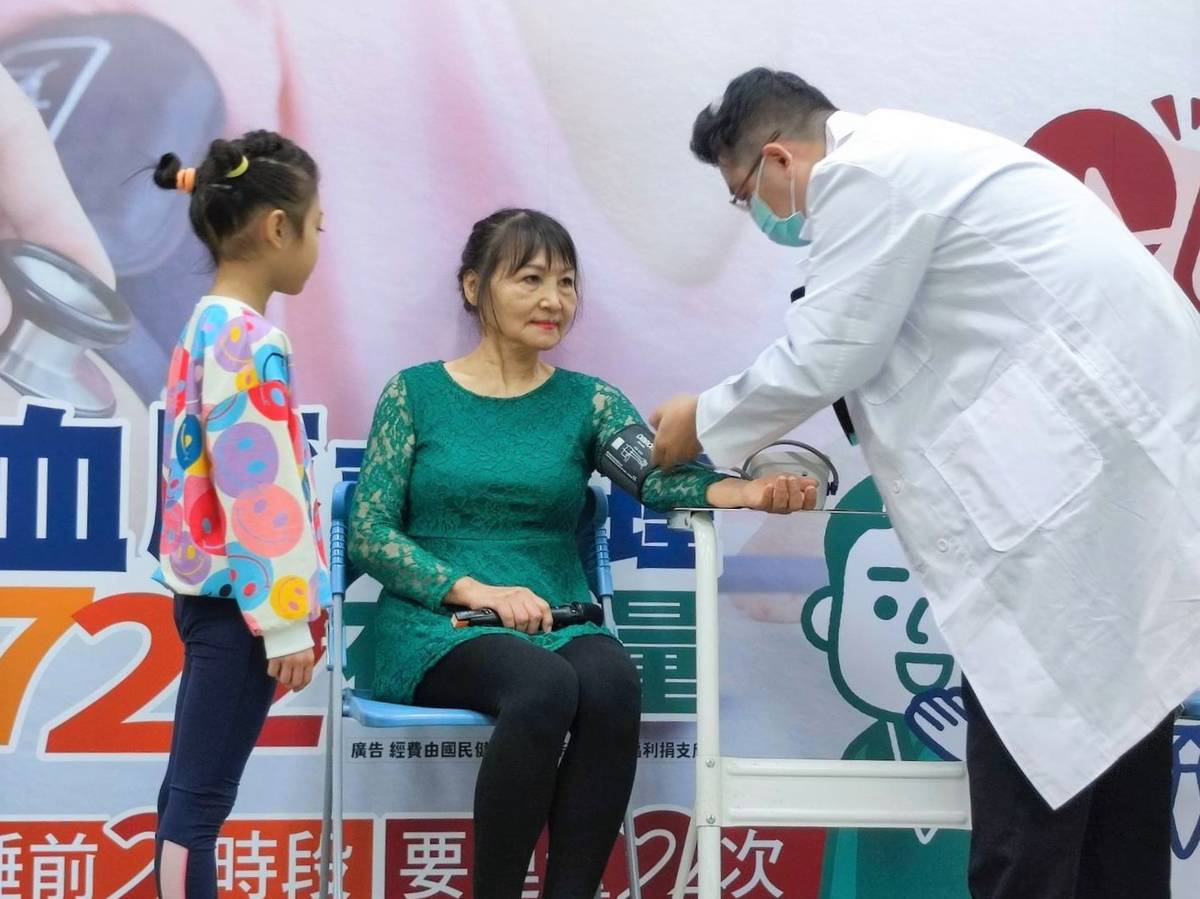 醫生示範幫民眾量血壓 (國健署提供)