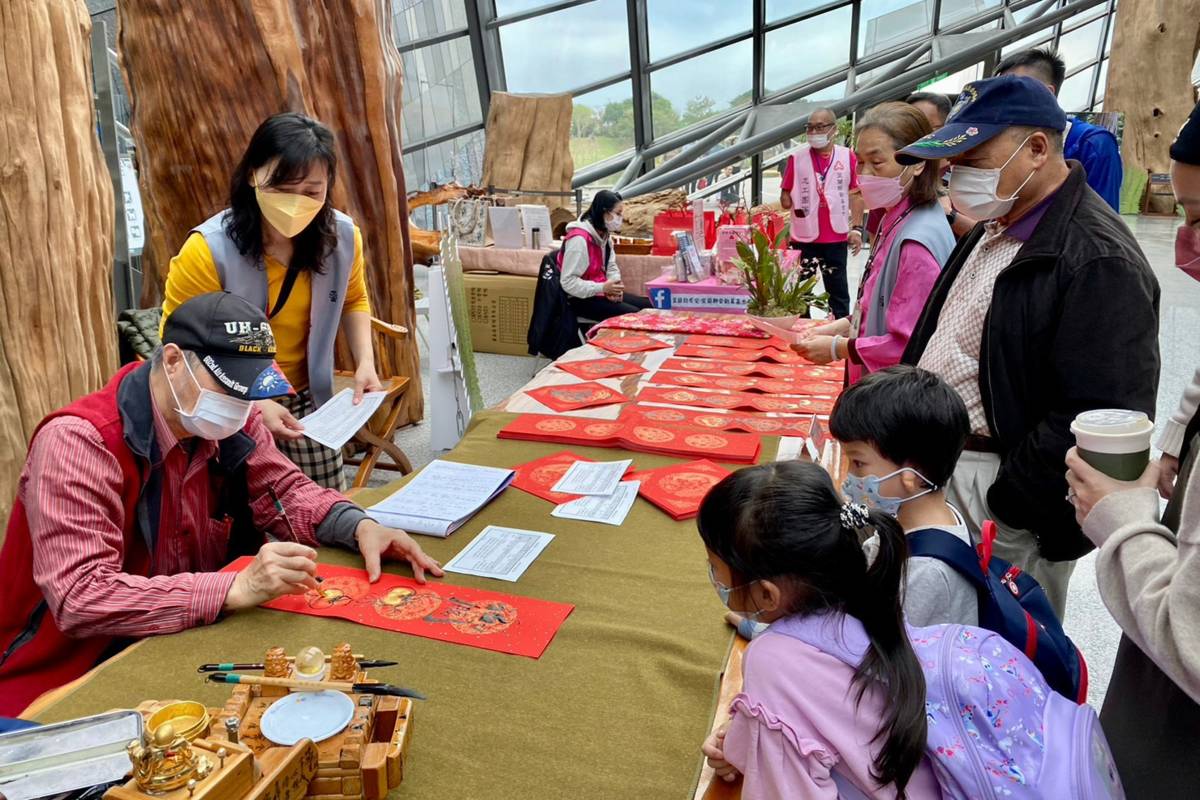 「墨舞蘭博-大師揮毫迎新春」，陳清海大師揮毫展演，為民眾撰寫客製化春聯。