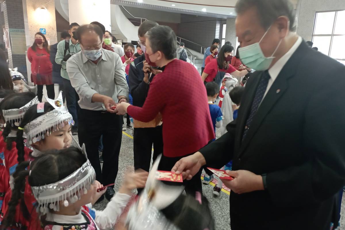 正修幼兒園拜早年 帶來校園濃濃年味