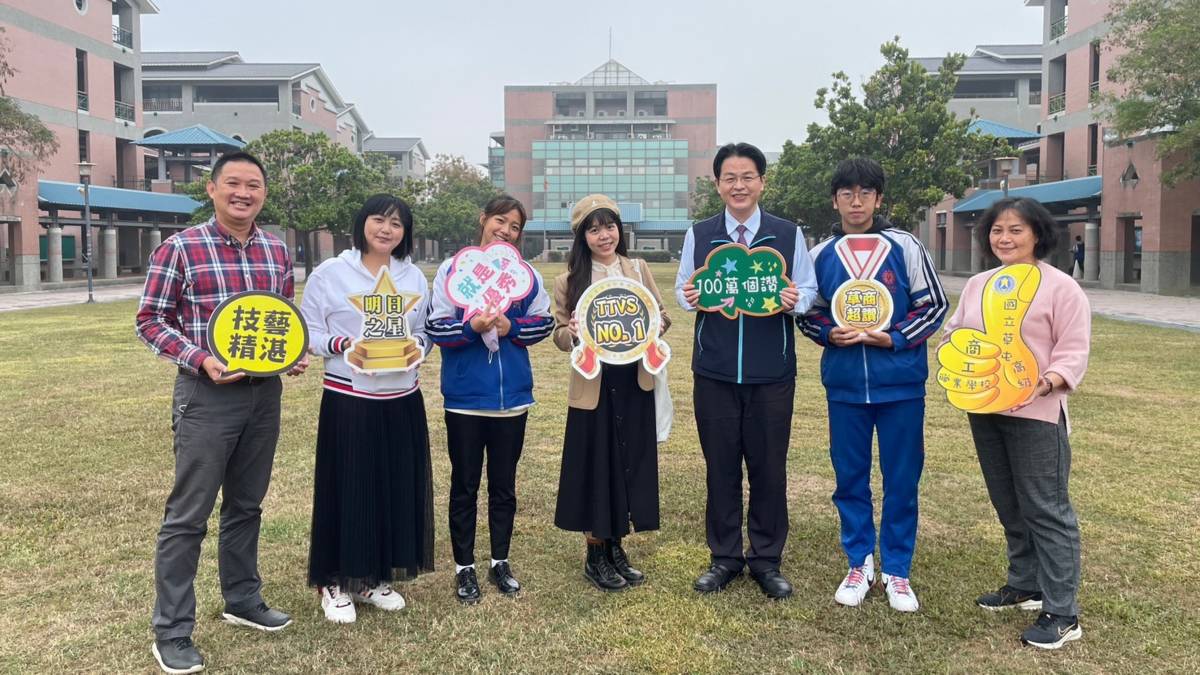 110學年度校園菸檳危害防制教育介入輔導計畫優等-草屯商工：採訪合影

南投縣國立草屯商工在「110學年度校園菸檳危害防制教育介入輔導計畫」中獲得全國優等。護理師帶領春暉社等學生社團，辦理各類動、靜態活動，從拉近學生與議題的距離開始著手，有別於以往單純的宣導，舉辦海報比賽、聖誕節社團快閃表演等活動，融入菸檳危害防制的觀念，提高議題能見度，淺移默化學生的認知。而跑跑知識王活動，更是草屯商工獲獎的一大關鍵，學生在體育課時間玩起了大逃殺遊戲，學生將與菸檳危害防制觀念相關的題目貼在身上，藉由組隊競賽，撕下別隊的題目並回答，除了多讓學生進行團隊合作，也增加學生的活動量。菸害、檳榔危害所影響的管道越趨多元，尤其電子煙等新興傷害，更會對健康帶來未知的問題。草屯商工盡力貼近學生感受，不再只是冷冰冰的宣導，更找出學生的光芒，讓大家都能成為反菸檳大使，代表學校參與教育部「網紅就是你」影片創作競賽等，讓學生的亮點能被看見。草屯商工師長也期許學生，帶著正向的心態拒絕誘惑，保持健康的身心向前邁進！

採訪：南投縣國立草屯商工郭恒瑞秘書、朱婉茹護理師、
             簡雅慧學務主任、
             會計科3年1班生何旻軒(春暉社前任社長)、
             商經科2年2班生林佑全(春暉社現任社長)

