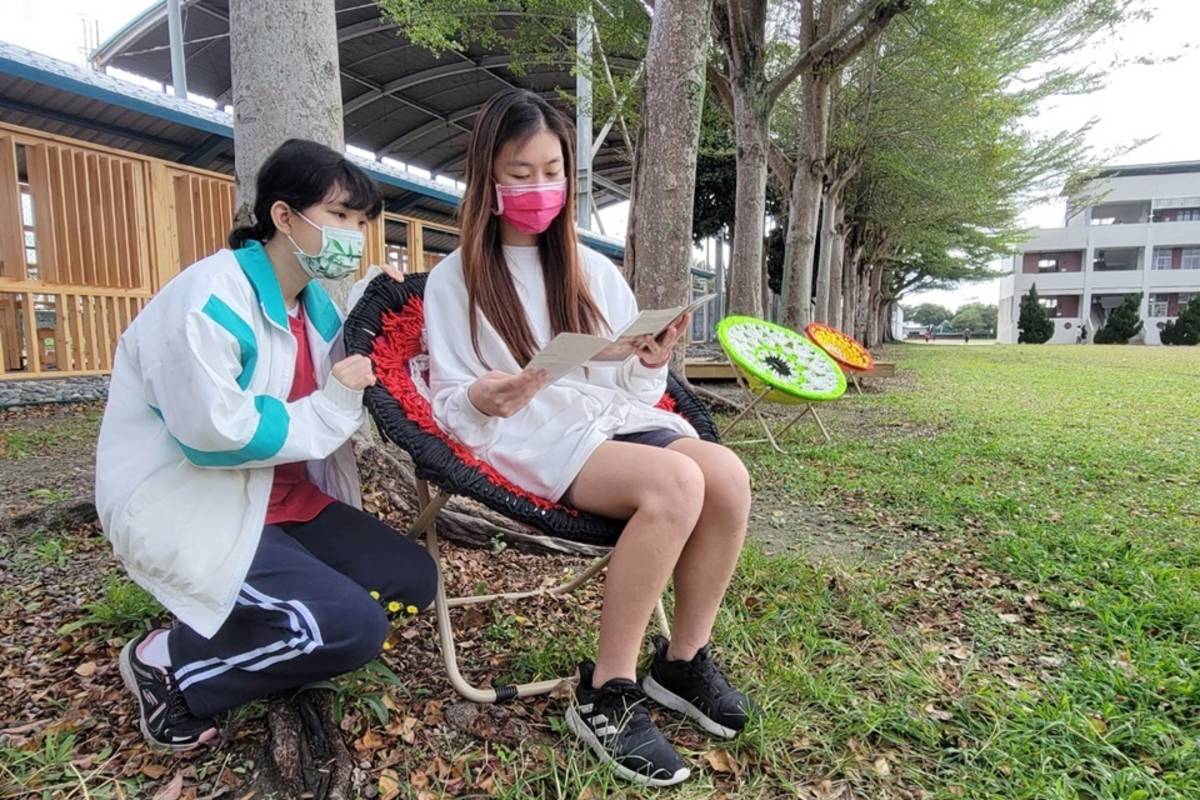臺東女中高二跨校選修課程「美感設計」，帶領臺東女中、臺東高中21名學生共創校園公共藝術「編織月亮椅」，宛如縮小版「天空織鏡」。