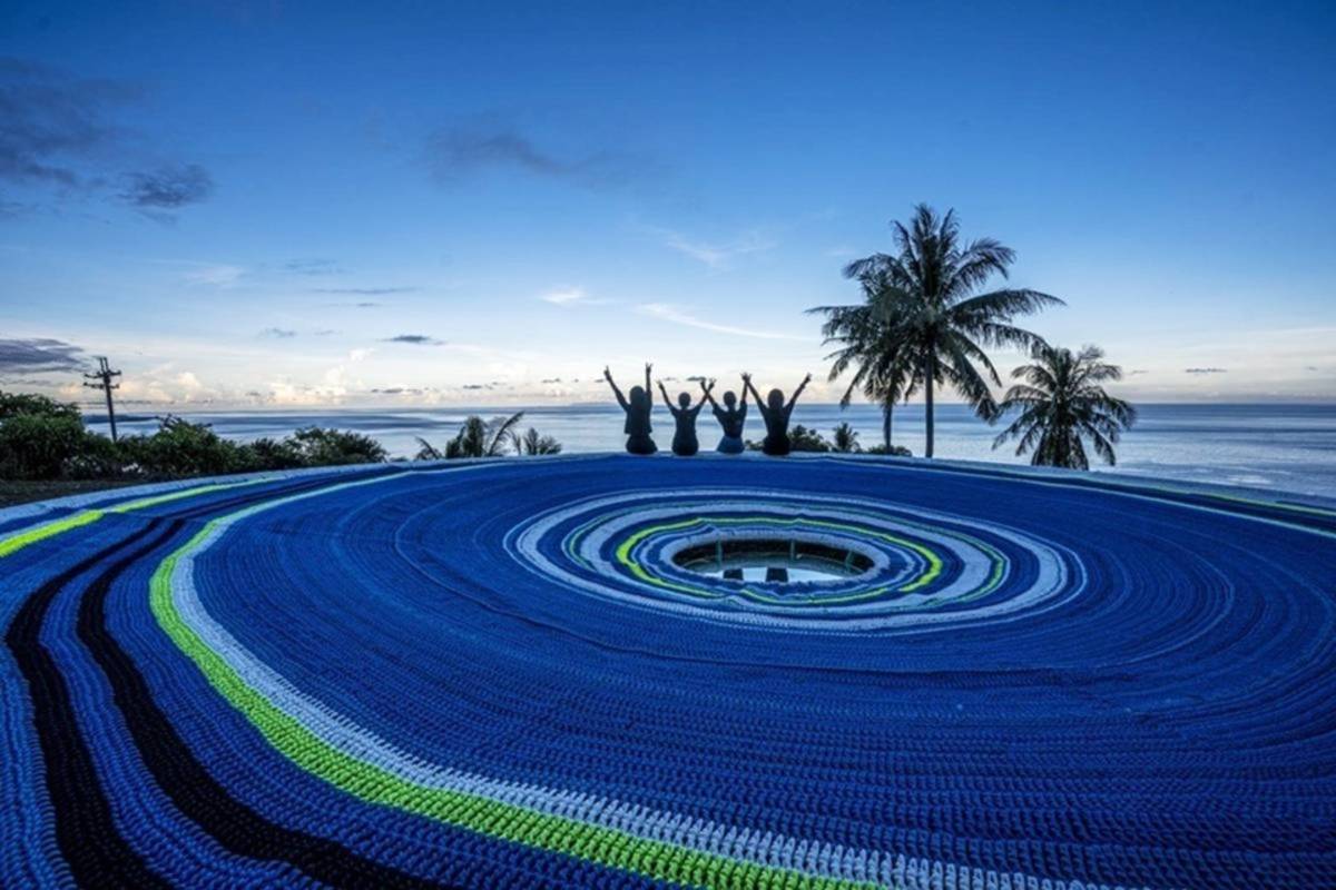 2022南迴藝術季作品「天空織鏡」，由策展人陳宣誠設計骨架結構，臺東女中美術班師生及校友合力編織完成。
