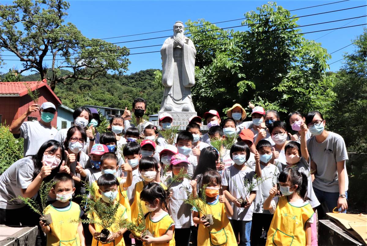 開學日全校種樹活動