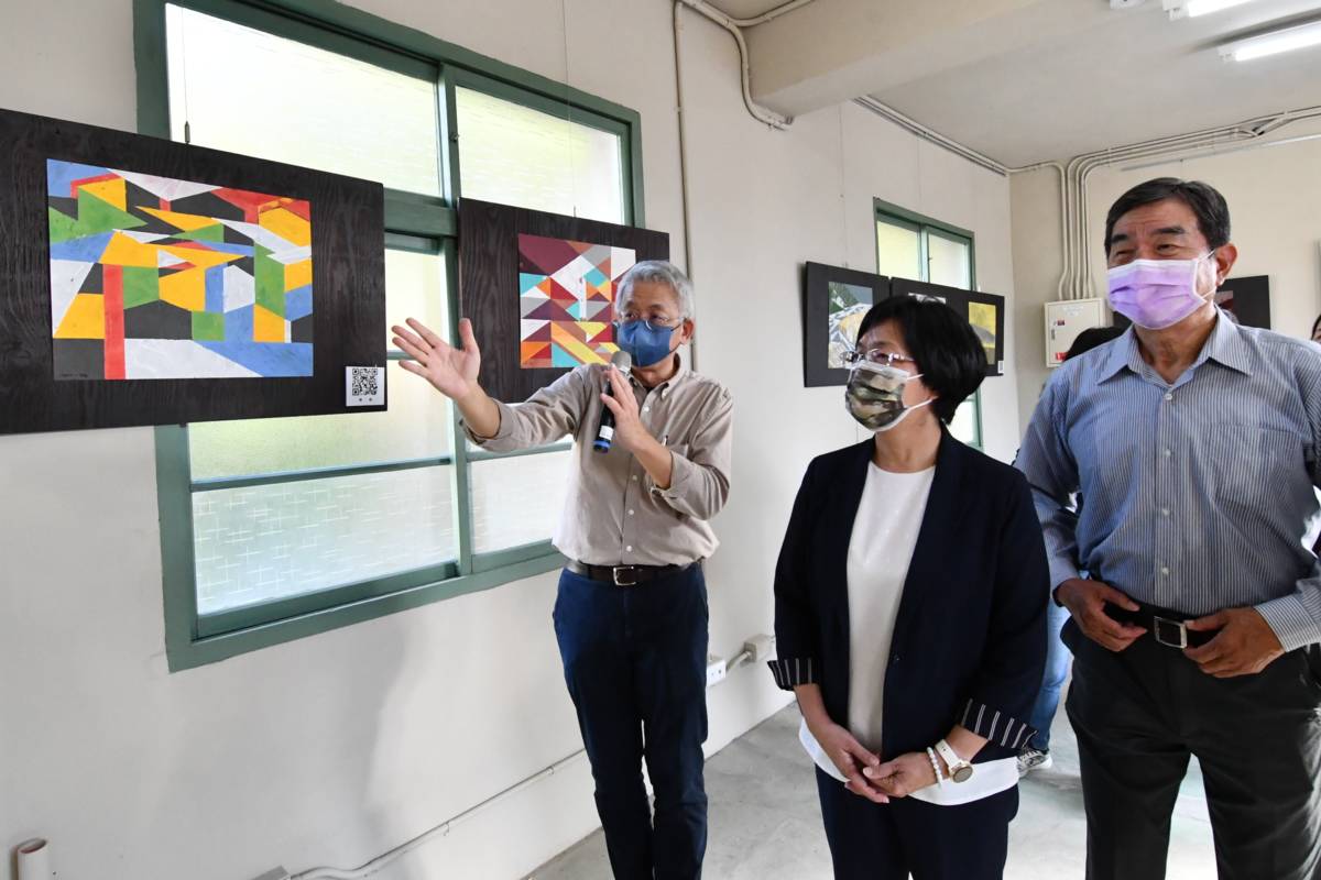 彰化縣長王惠美參觀故事館內的展覽(圖片來源：彰化縣文化局)