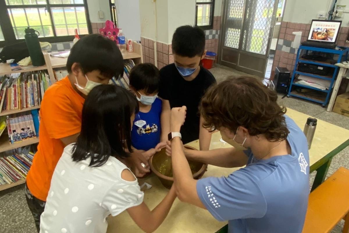 外籍教師與學童擂茶