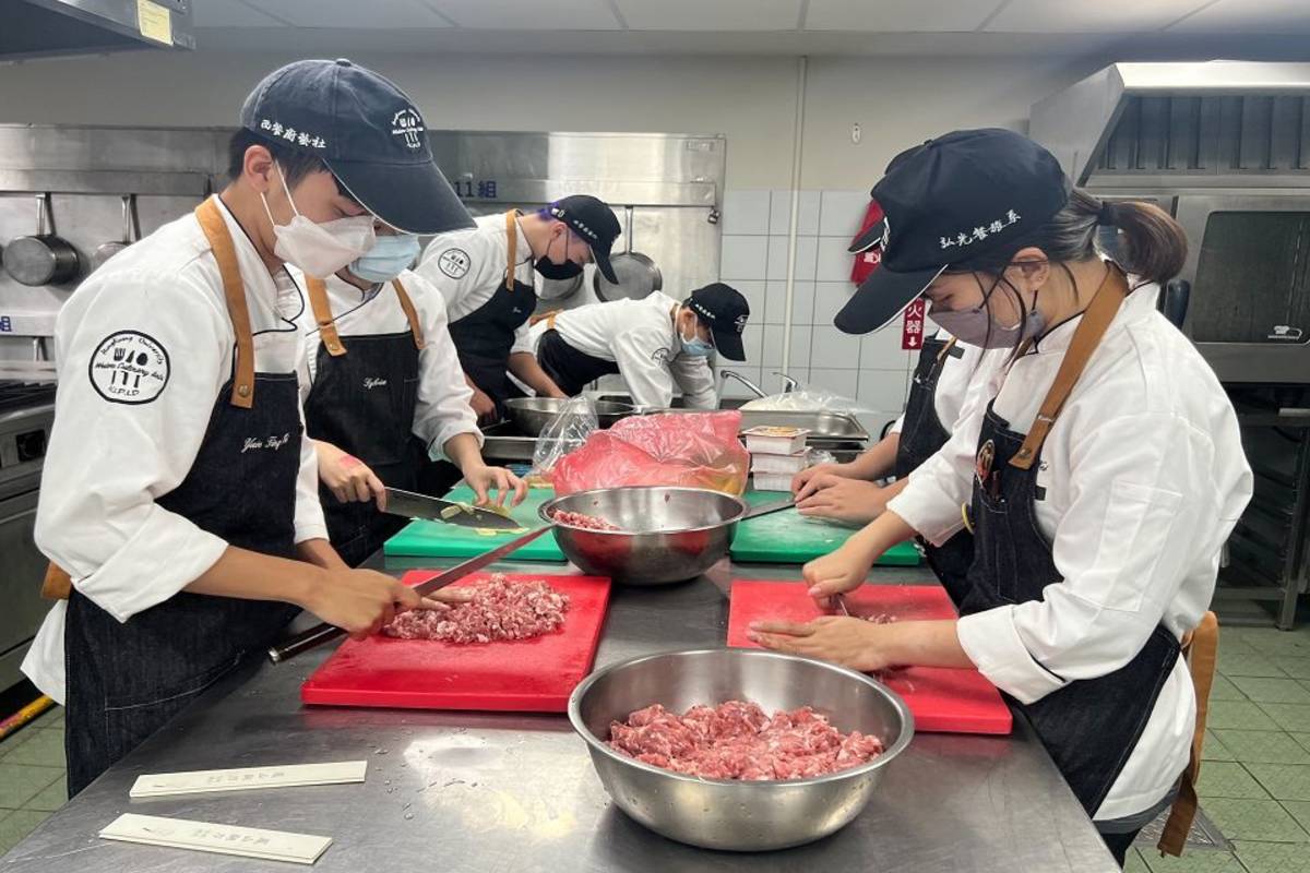 弘光科大餐旅系學生利用剩餘食材製作便當送給食物銀行