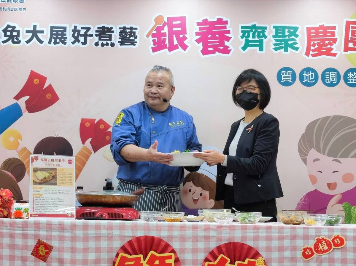 中華美食交流協會駱進漢理事長(左)
與國民健康署賈淑麗副署長合影 (國健署提供)