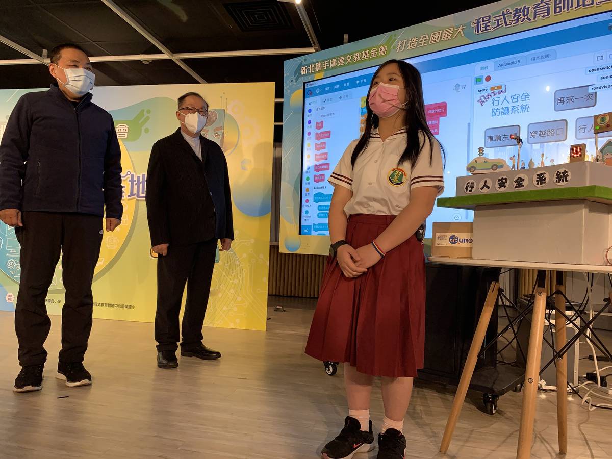 新泰國小林羿均與賴亭庭同學就利用廣達文教基金會提供的裝置，特別設計出行人安全系統