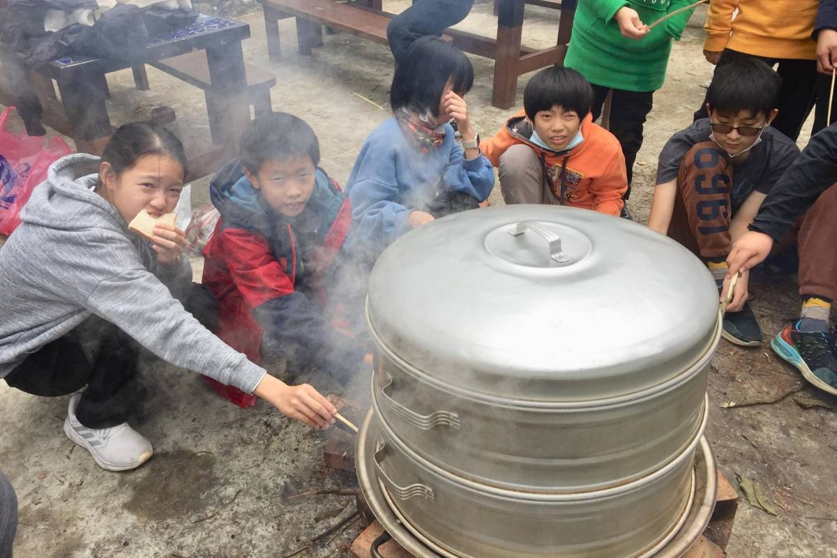 同學們為在鍋爐旁，期待香噴噴的蘿蔔糕出爐

