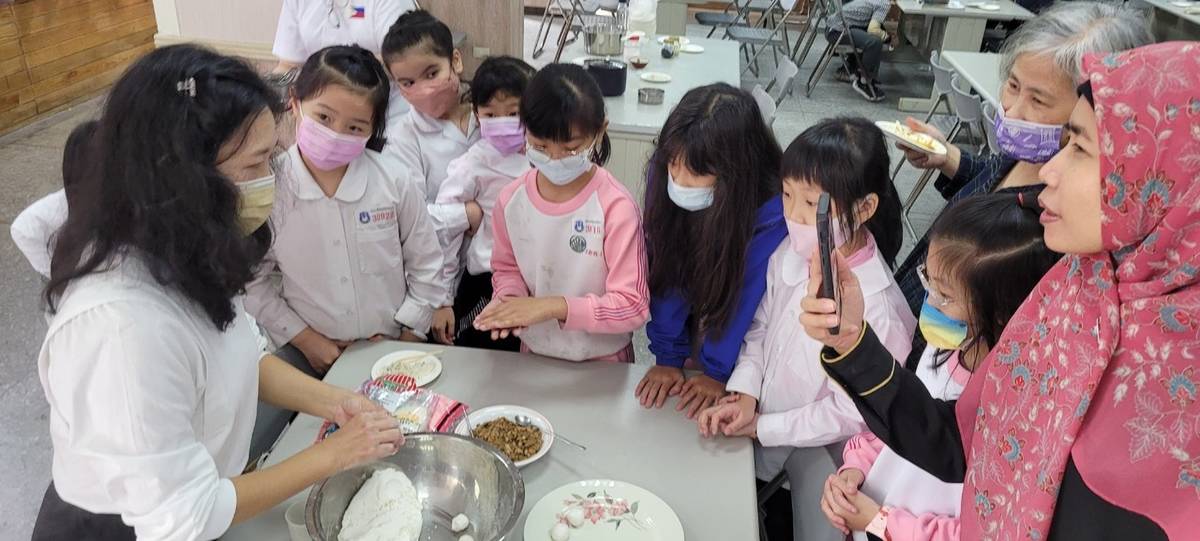 李豔菁老師帶領學生手作緬甸辣椒餡料過年湯圓