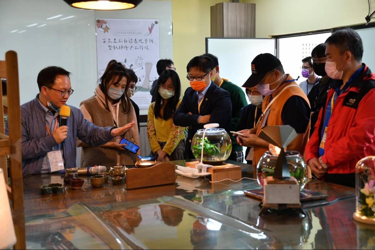 苗栗農工自造實驗室將異材質結合環保與生態，發展再生椅、永生花以及水草造景生態缸
