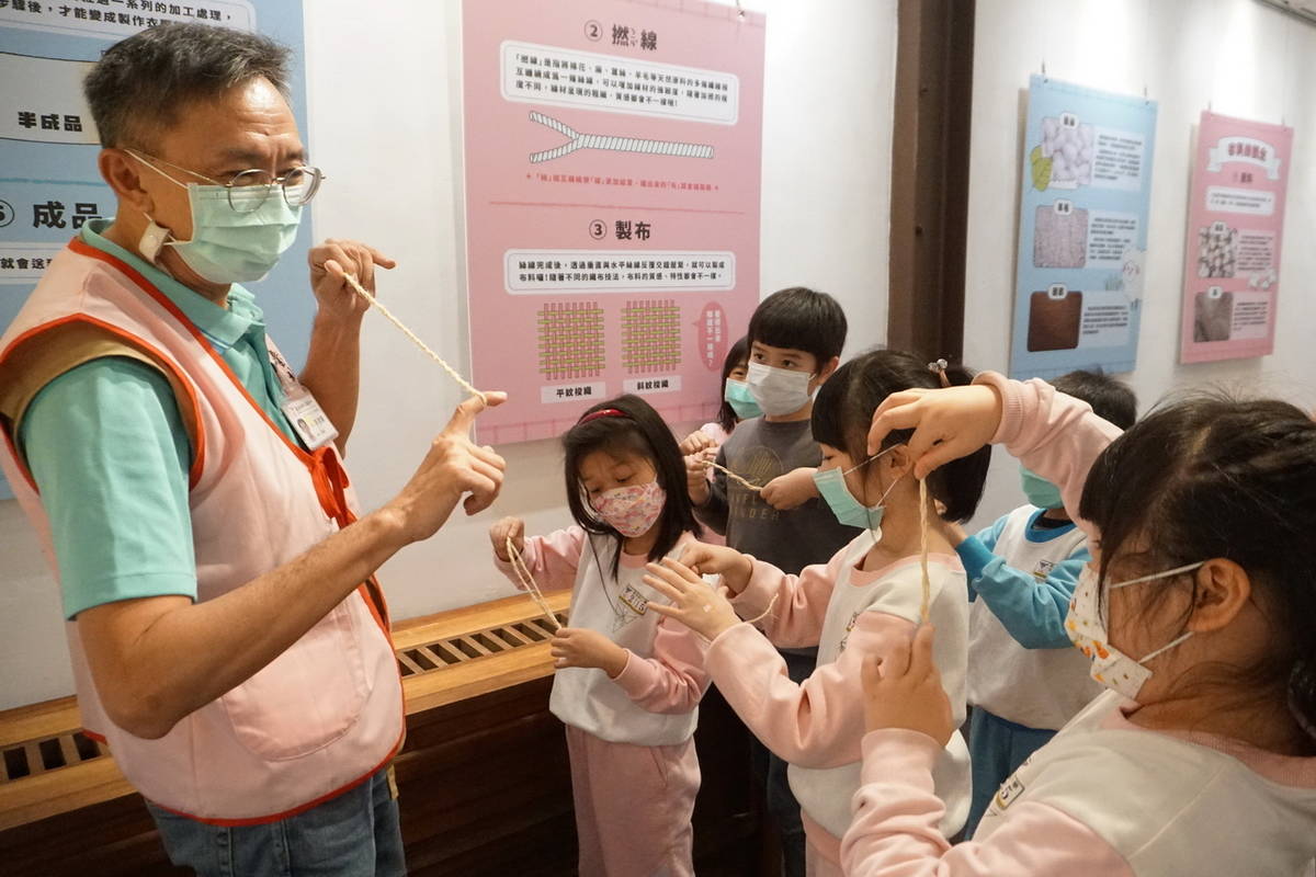 中心志工老師指導小朋友認識撚線。