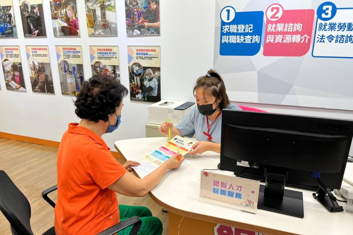 民眾至展示專區就業諮詢
