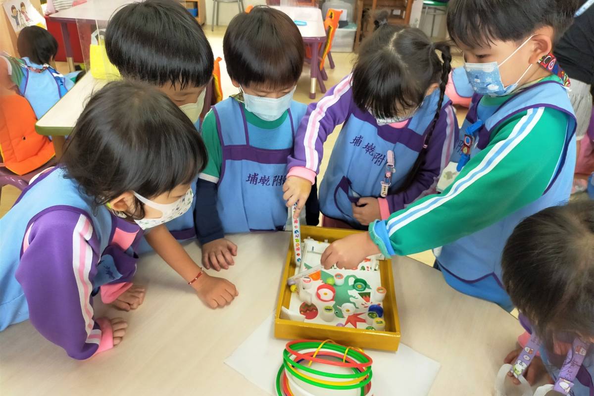 埔墘附幼小朋友討論不同的遊戲規則 一起玩遊戲
