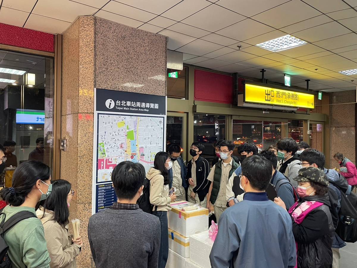 人生百味講師在臺北車站分送便當前叮嚀注意事項