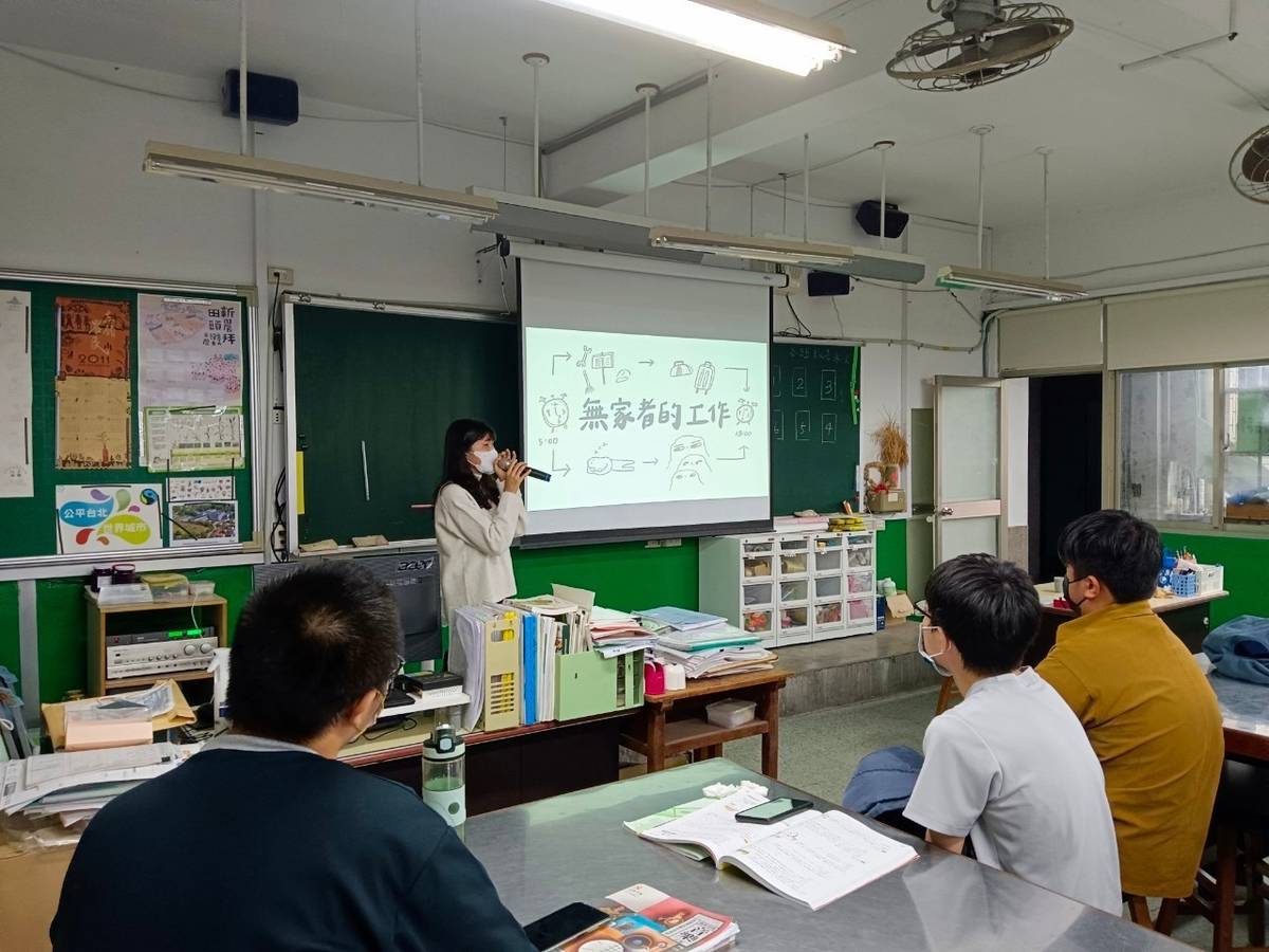 送餐活動前，人生百味講師帶領同學探討貧窮議題