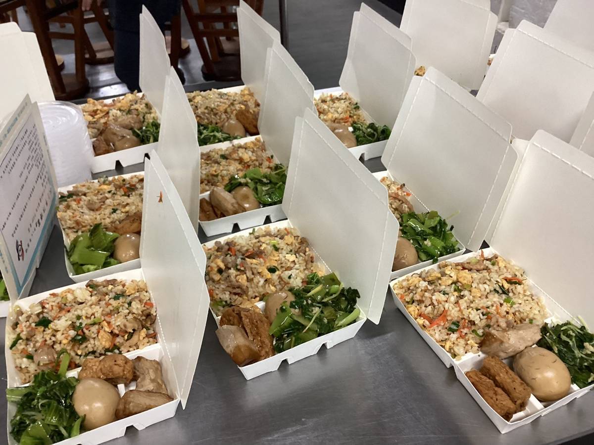 製作完成的肉絲蛋炒飯、滷蛋、豆干、炒青菜