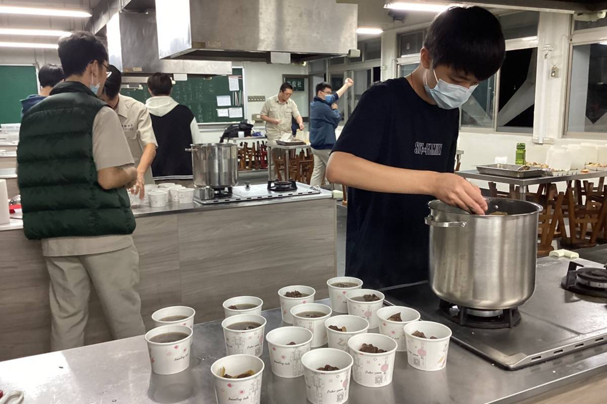建中同學發起無家者送餐計畫，利用自己種植的仙草乾製作仙草雞湯