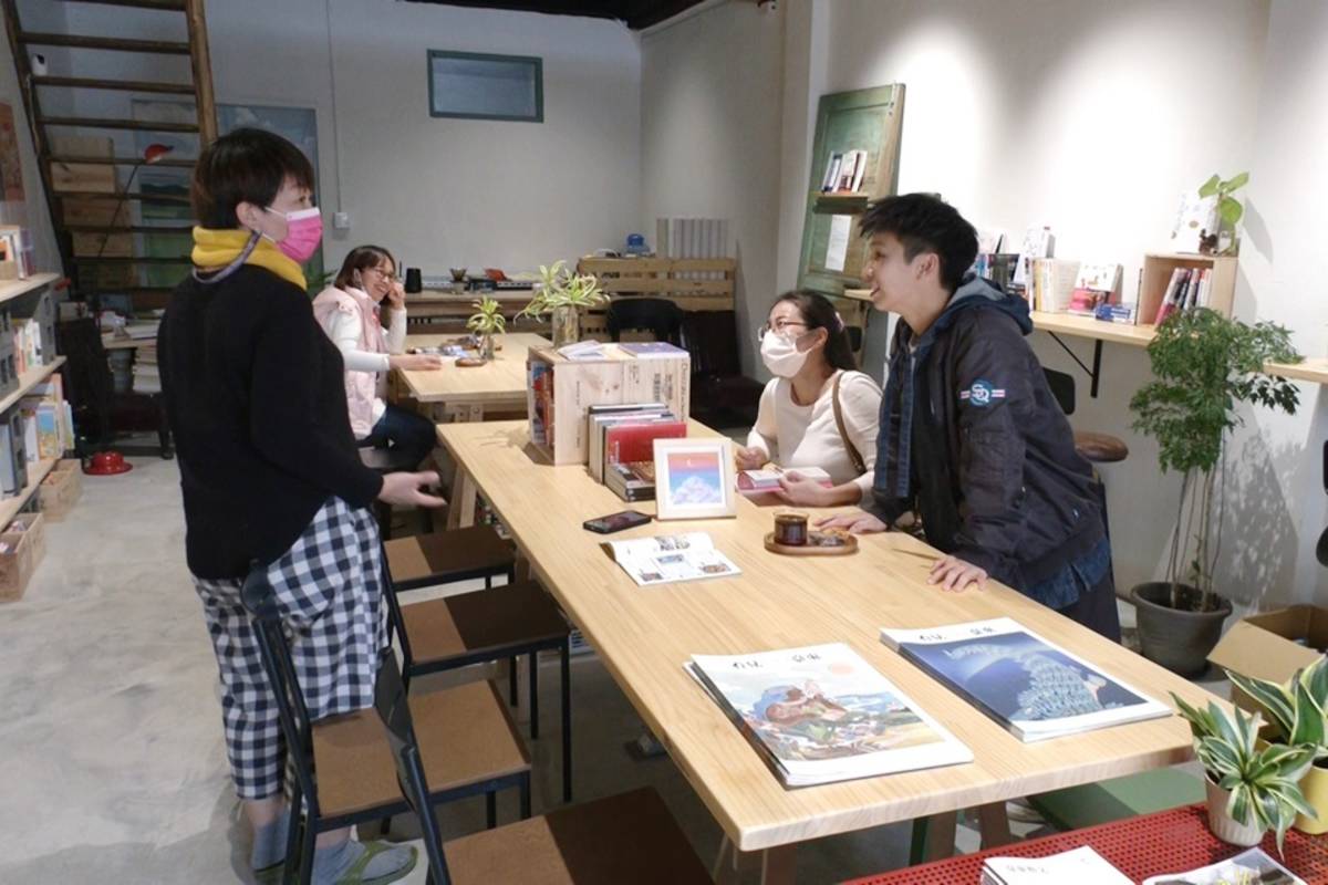 「里壠案內所×關山有機書店」上百本新書供免費閱覽，但不賣書，主要提供居民、遊客互相交流資訊的場域。