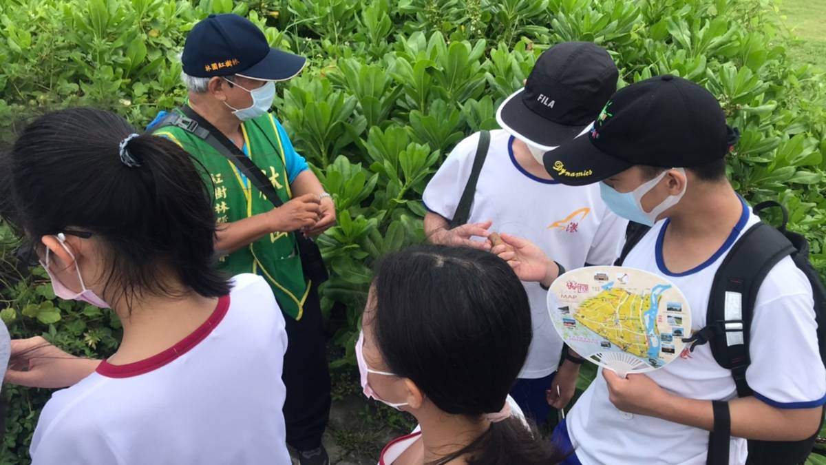 國中生戶外觀察紅樹林