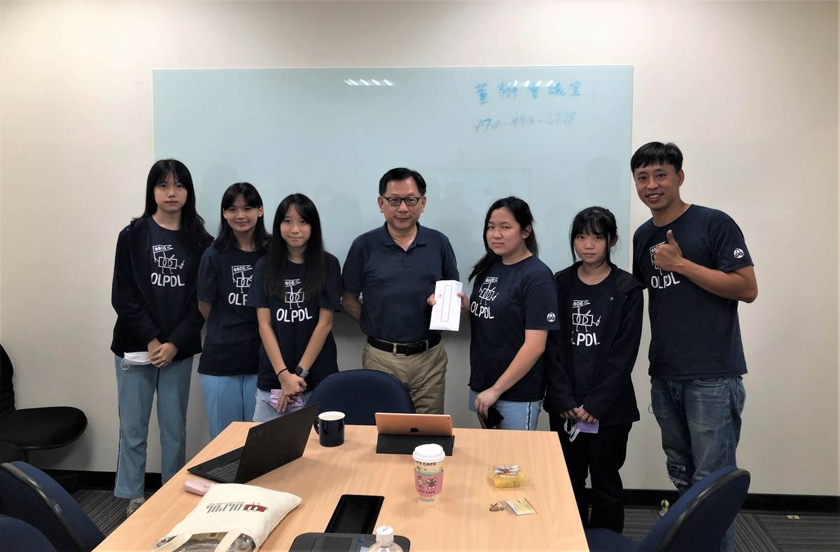 崇光高中團隊至鴻海商用電動車中心報告團隊需求 並獲得贊助新台幣10萬元