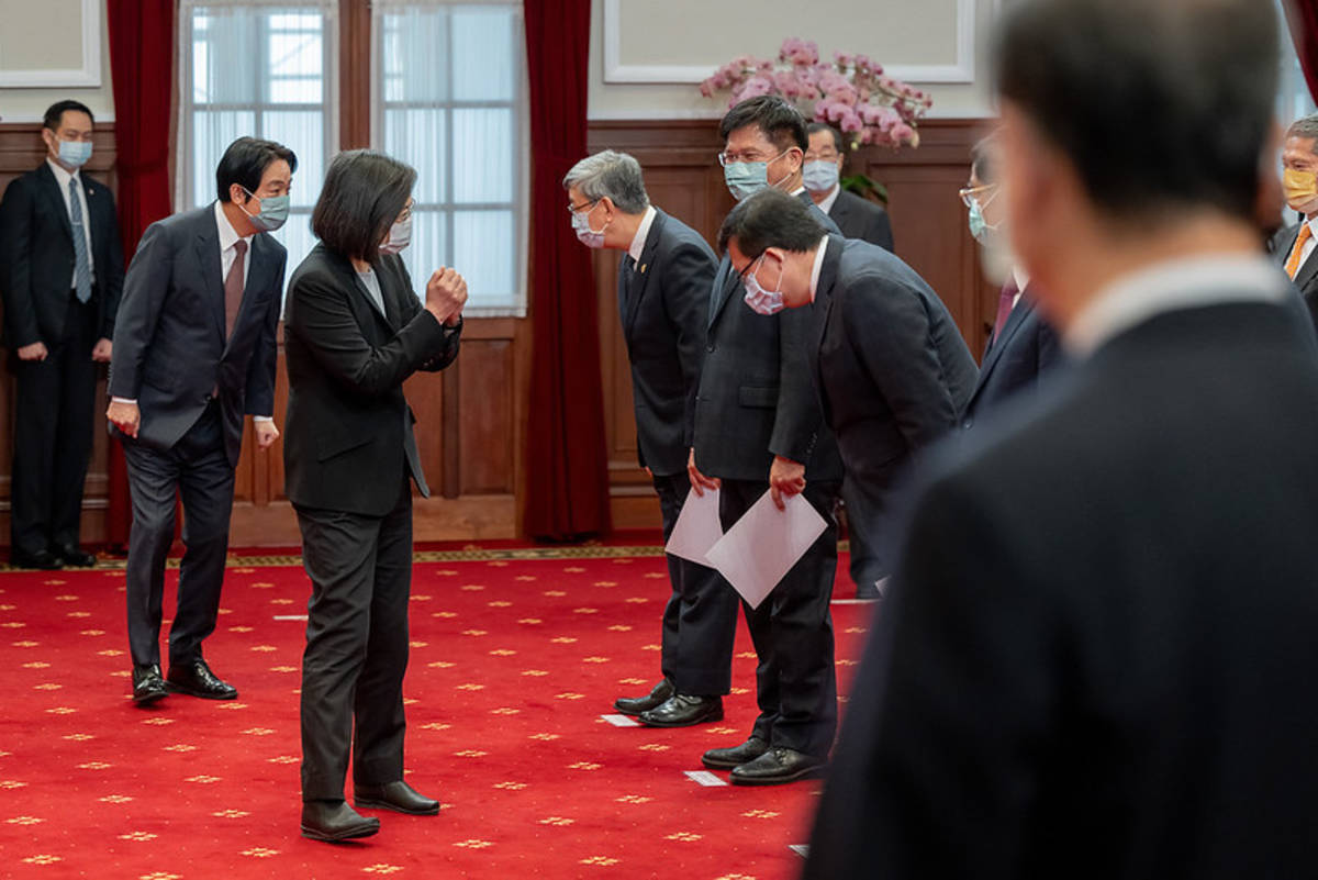 總統蔡英文逐一向宣誓人致意(照片由總統府提供)